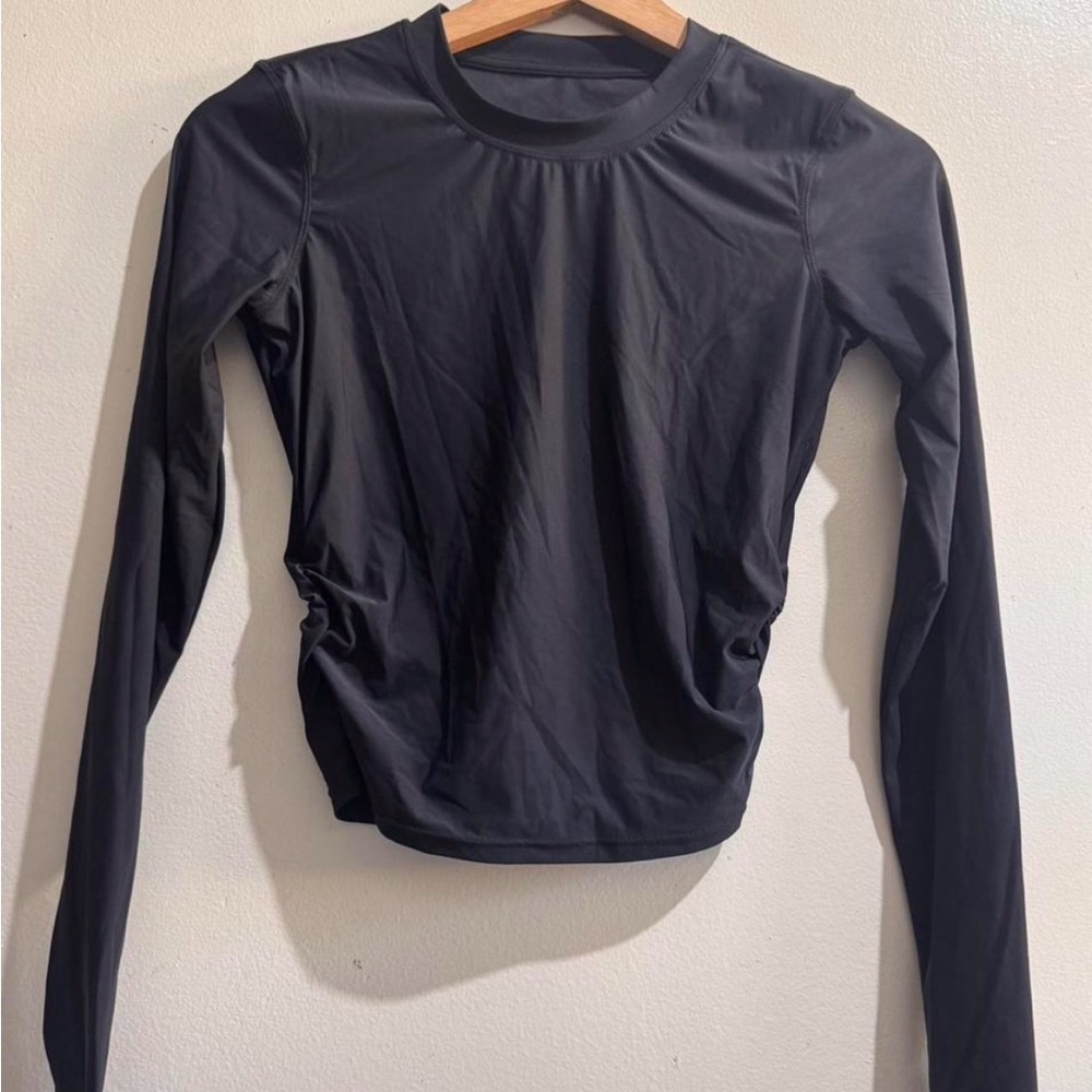 Vuori black long sleeve top with ruched sides